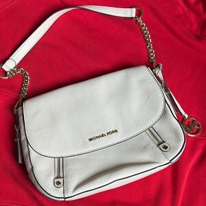 Michael Kors White and Gold Shoulder Bag with Classic Elegance